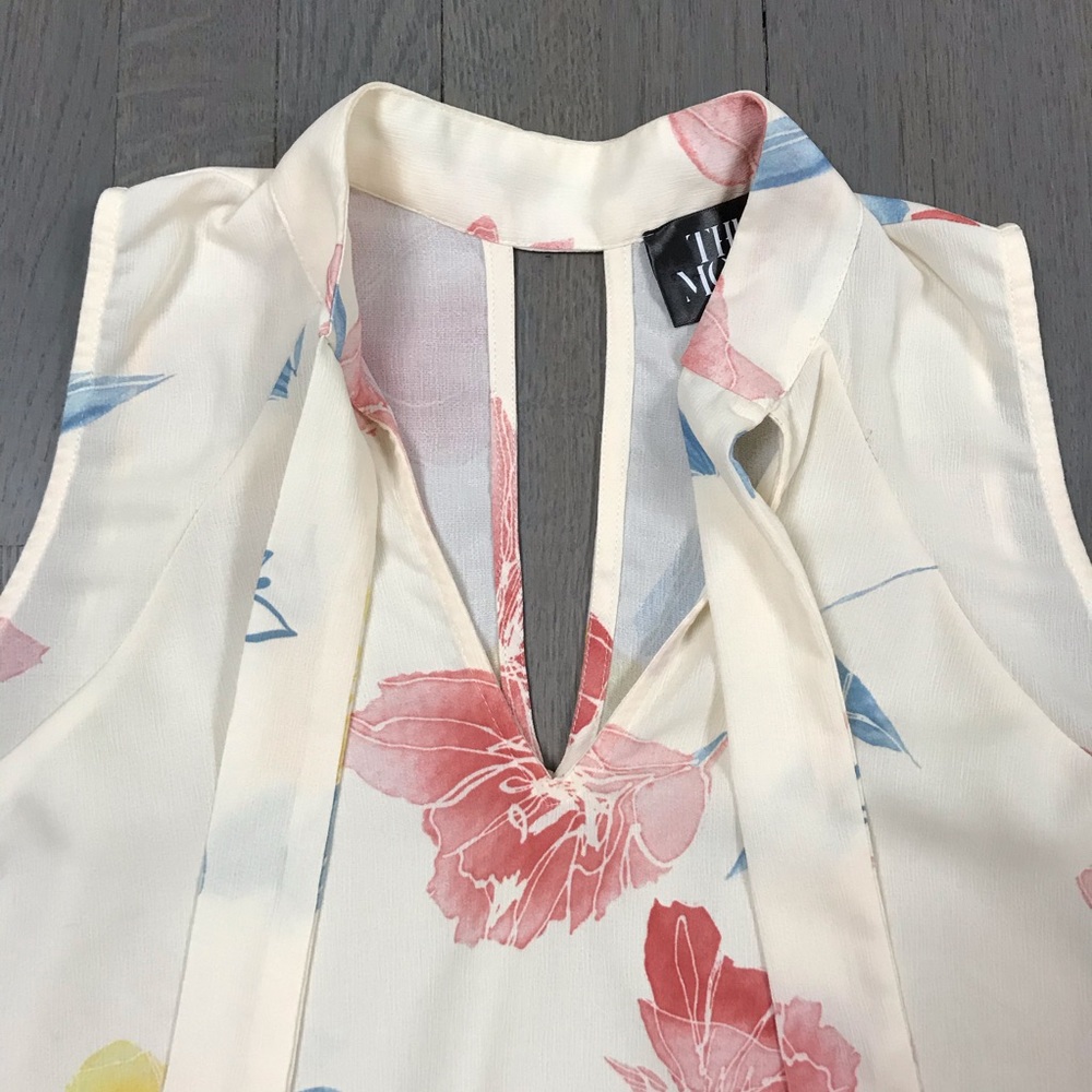 THE MOON Sleeveless Floral Print Pussycat Bow Top - Picture 2 of 6